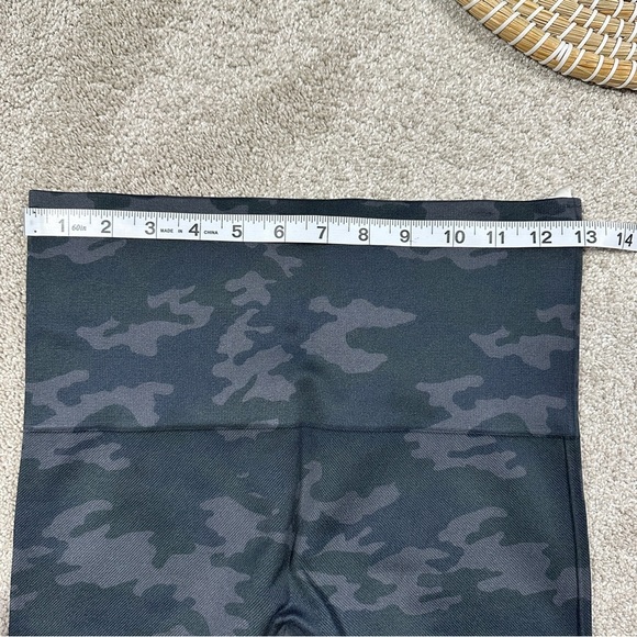 SPANX Look At Me Now Seamless Leggings High Rise in Black Camo Size L - Picture 12 of 15